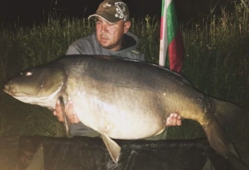 Рибар извади 30-килограмово чудовище от Пелагичевото езеро СНИМКИ