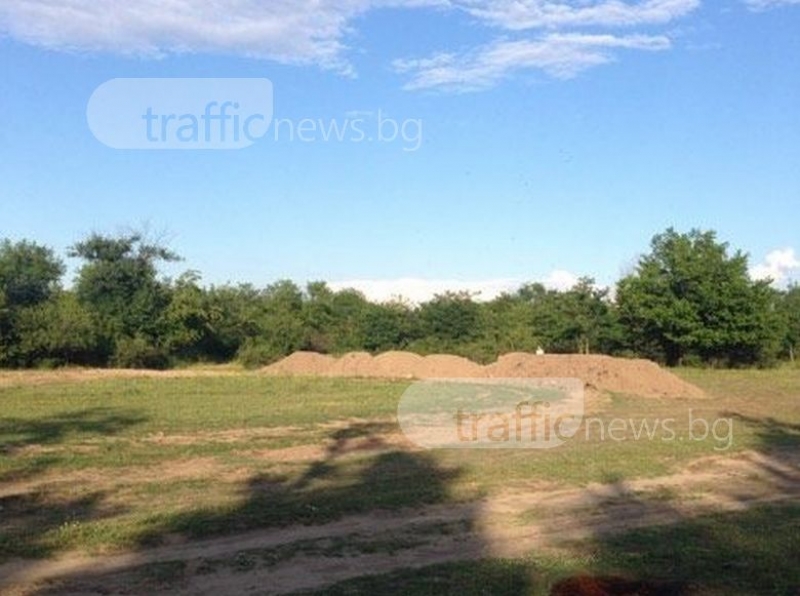 Мотористи тръгнаха да си правят офроуд писта край Гребната база, Общината ги погва СНИМКИ