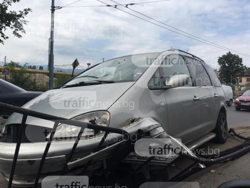 Катастрофа на магистралата край Пловдив! Пиян се заби в мантинела и избяга