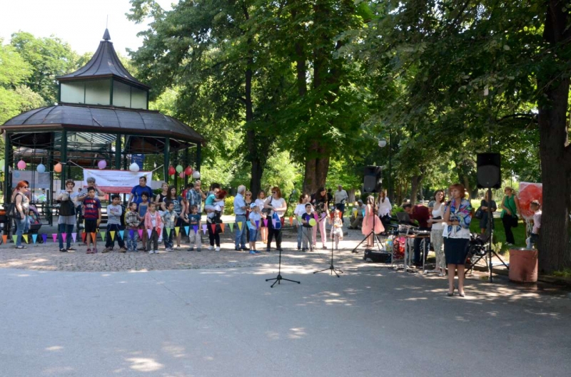 Малчугани напълниха Цар-Симеоновата градина СНИМКИ