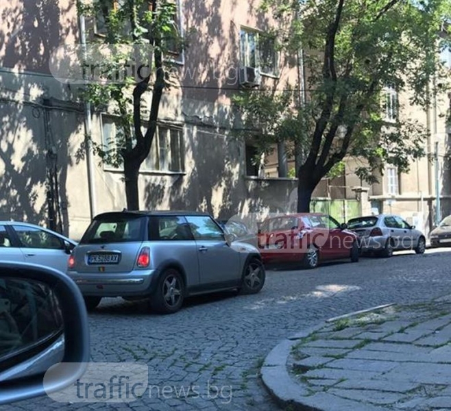 Шофьорка показа как се спира по средата на улица в Пловдив СНИМКА