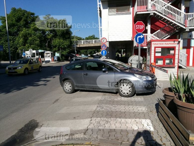 Пловдивска шофьорка предпочете телефона пред безопасността на хората