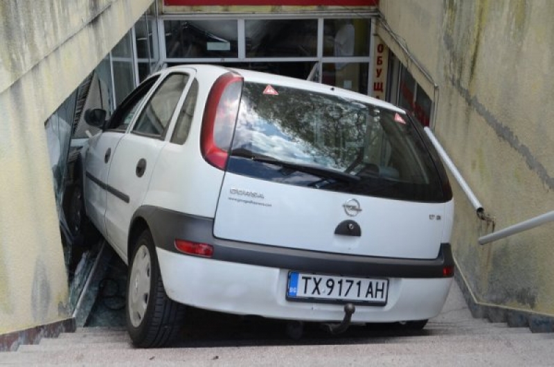 Шофьорка “паркира“ в магазин за дрехи