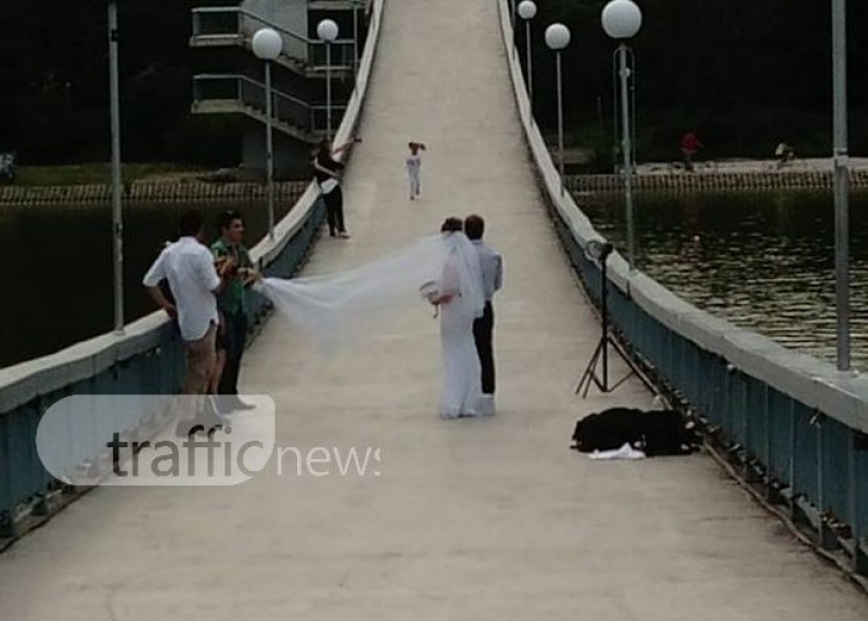 Младоженци си подариха фотосесия на Моста на влюбените СНИМКИ