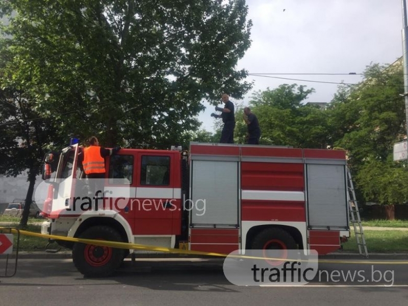 Пожар избухна в завод край Пловдив, пет пожарни гасят огъня