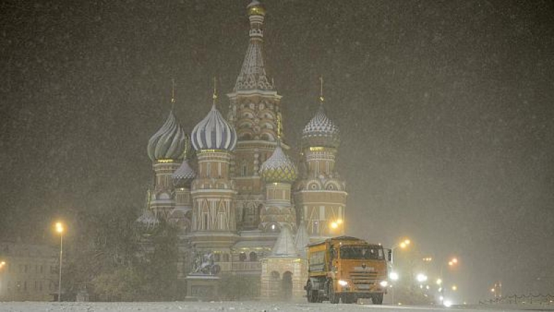Зимата се върна в Москва! След урагана сега заваля мокър сняг