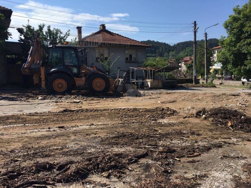 Пороят отнесе пазар и улица в Калофер, десетки къщи откъснати СНИМКИ+ВИДЕО