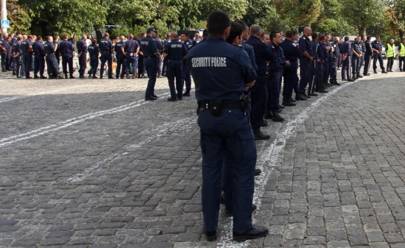 Полицаите искат увеличение на заплатите, заплашват с протест