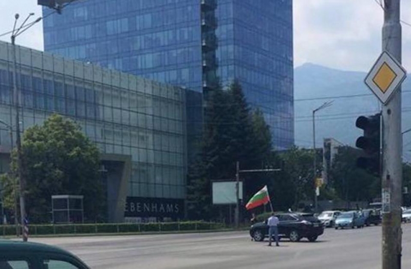 Точно в 12 ч бизнесмен спря по средата на кръстовище и развя българското знаме СНИМКИ