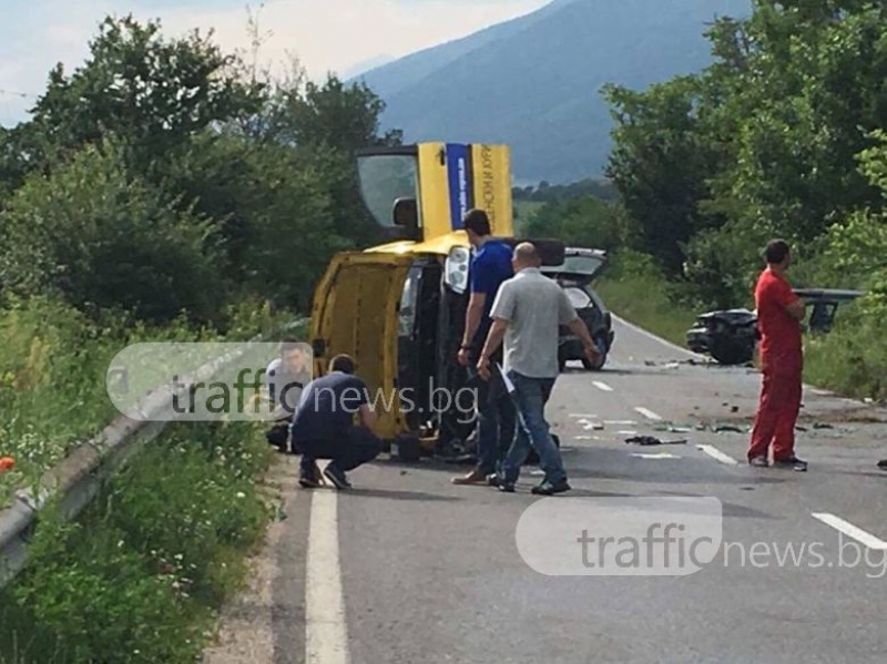 Тежка катастрофа край Карлово! Карат четирима ранени към Пловдив СНИМКИ