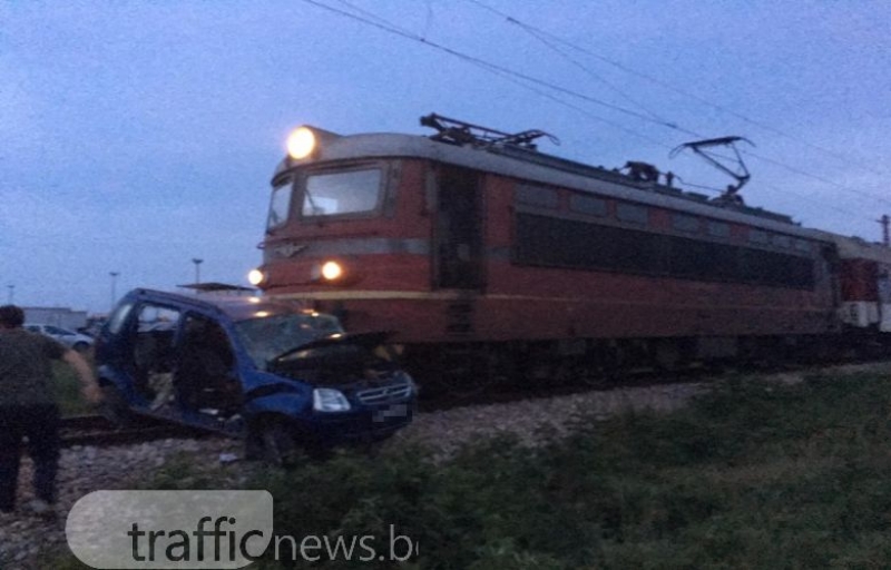 Лекари се борят за живота на шофьора, пометен от влак край Пловдив ВИДЕО и СНИМКИ