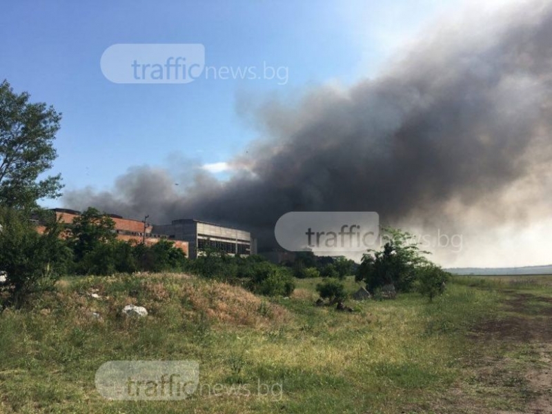 Пожарът в Шишманци продължава, цяла нощ пожарникари са гасили складовете