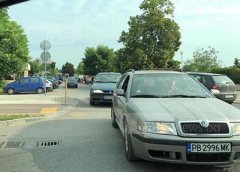 Натоварено движение и полиция около пловдивските гробищни паркове СНИМКИ
