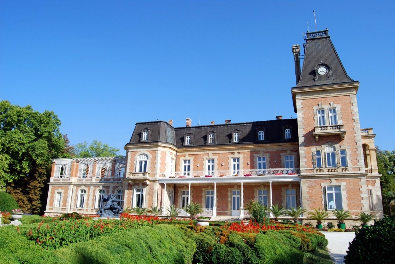 Депутати и министри броят по 700 лева на вечер за бунгало край Варна