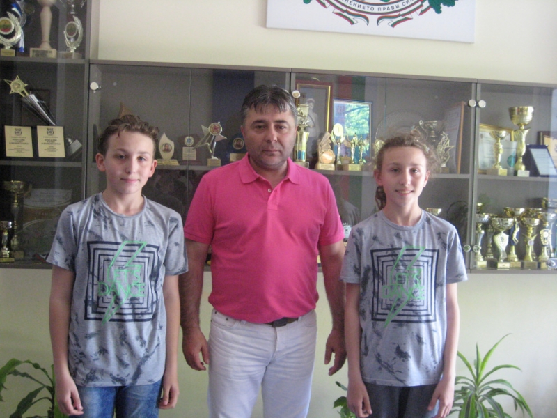 Ученици намериха портмоне с голяма сума пари, върнаха го на собственика