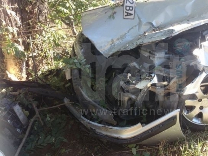 Пиян шофьор се заби в дърво край Пловдив, двама пострадаха