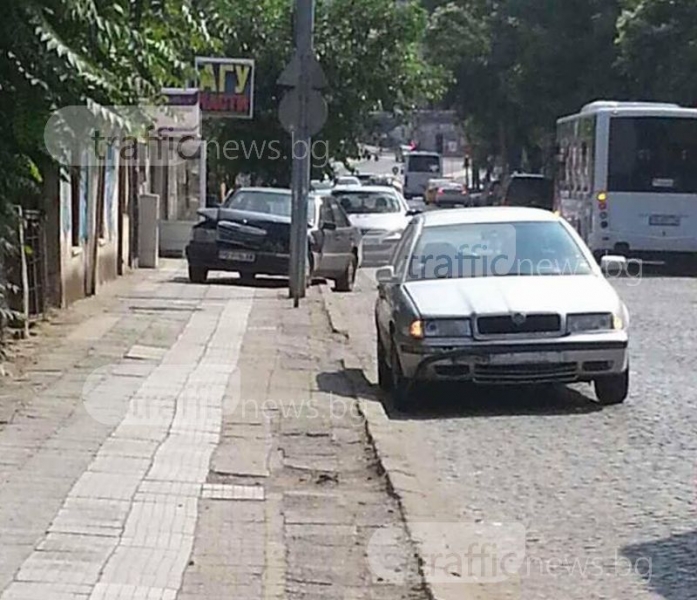 Катастрофа на Пещерско шосе! Шкода заби мерцедес в бус на тротоара СНИМКИ