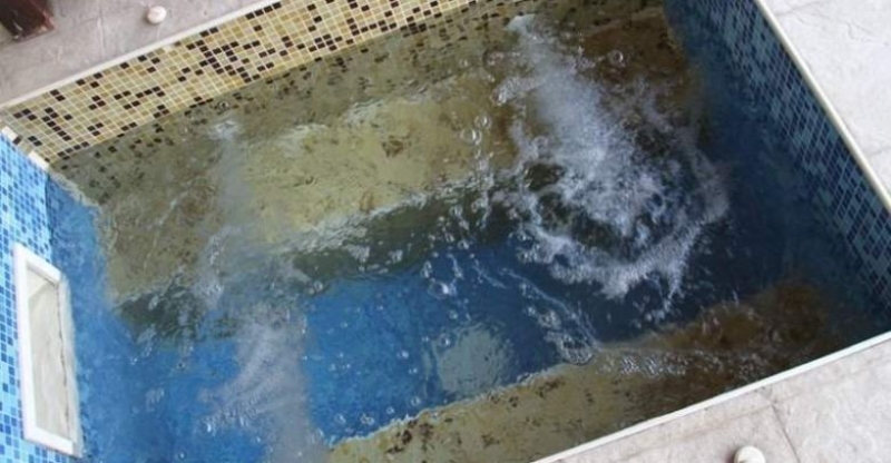 8-годишно дете потъна в хотелски басейн, едва не се удави