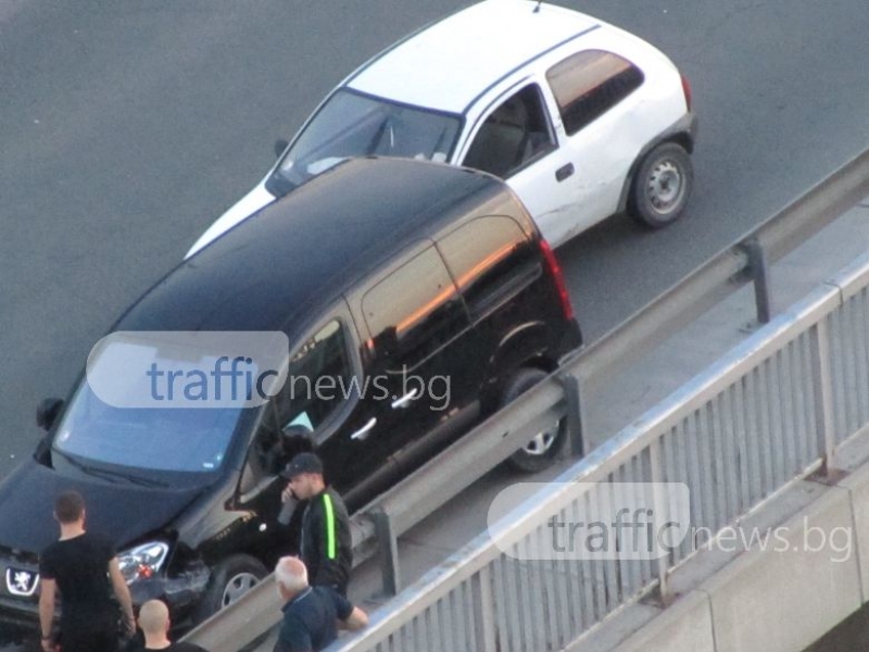 Две коли се въртяха на надлез Родопи, в едната има малко дете СНИМКИ