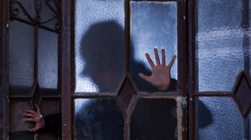 Психичноболен напада с кирка съседите си