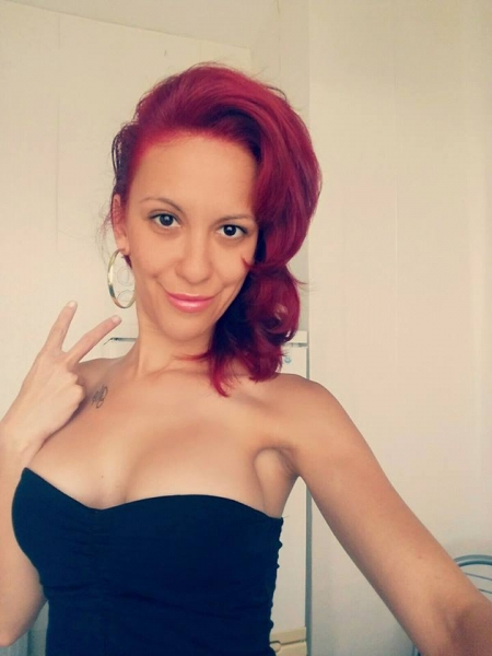 Претендентка за “Мис Силикон“ скочи срещу духовници: Ще ги смачкам