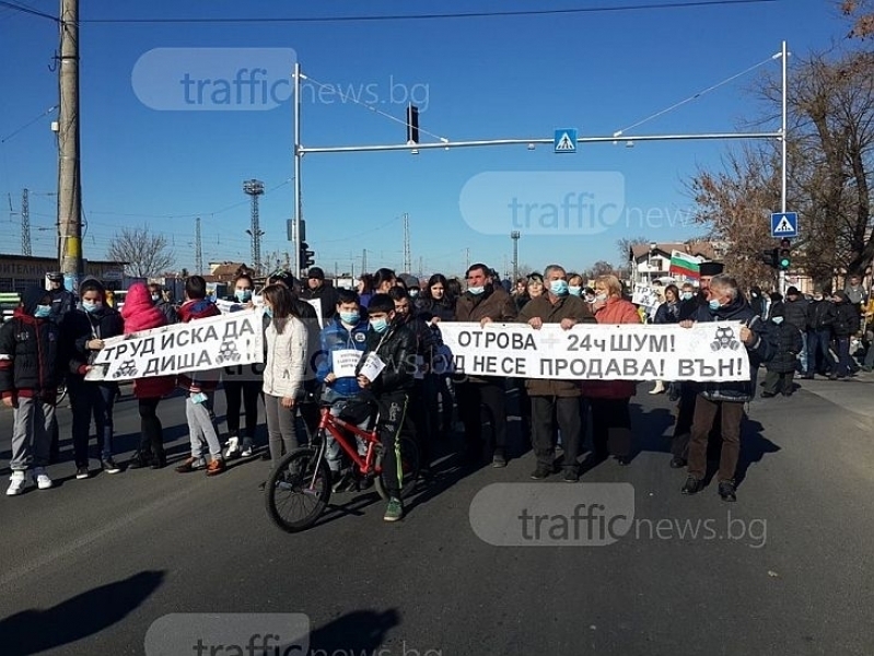 Жителите на Труд блокират Карловско шосе за четвърти път СНИМКИ