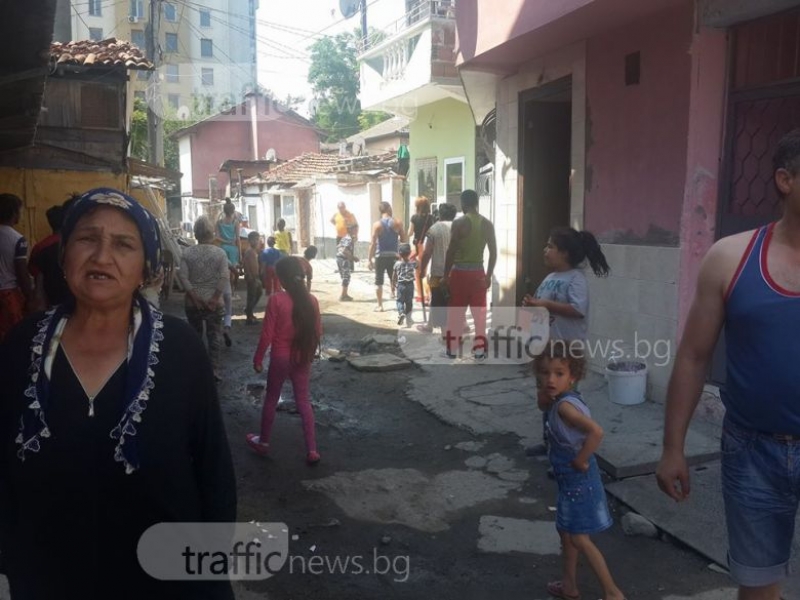 Лидер на ДПС в Пловдив зазида вход към ромски къщи, поникнали върху общинска улица ВИДЕО