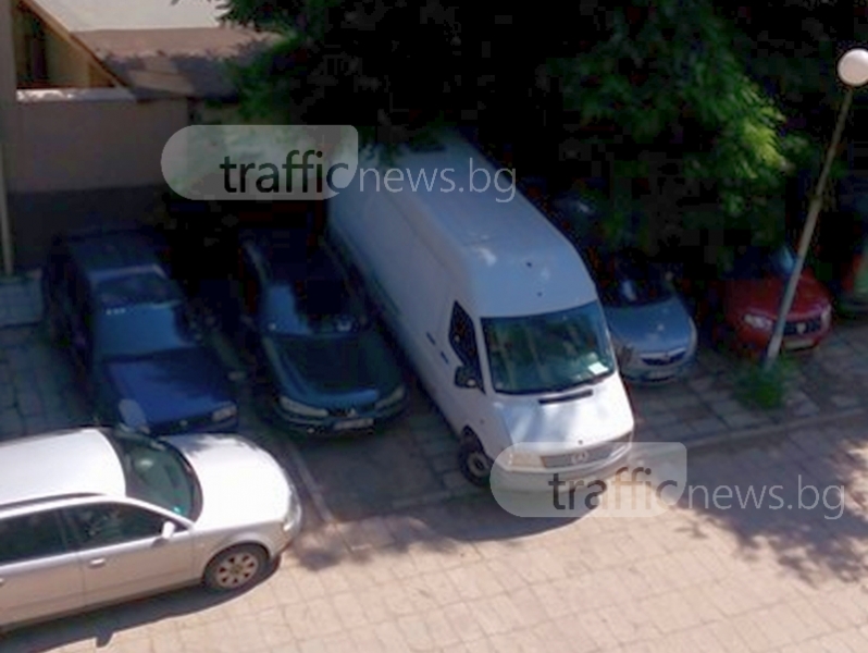 Бус се шмугна между две коли в Пловдив, блокира шофьорската врата на едната СНИМКИ