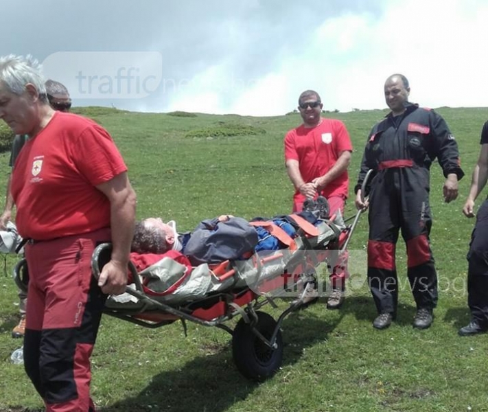 Англичанин с парапланер падна с главата надолу в Сопот, планинската служба го спаси СНИМКИ