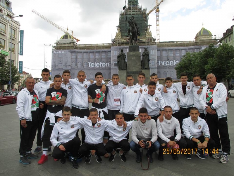 Футболистите на Електротехникума за втори път прославиха България СНИМКИ
