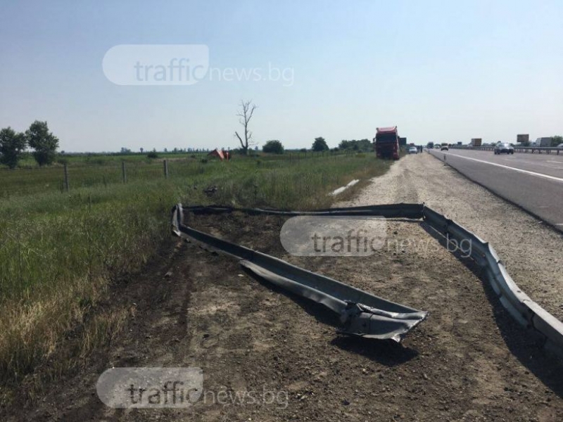 Смачкана мантинела и разлято масло по магистралата! Тирът още е в канавката СНИМКИ