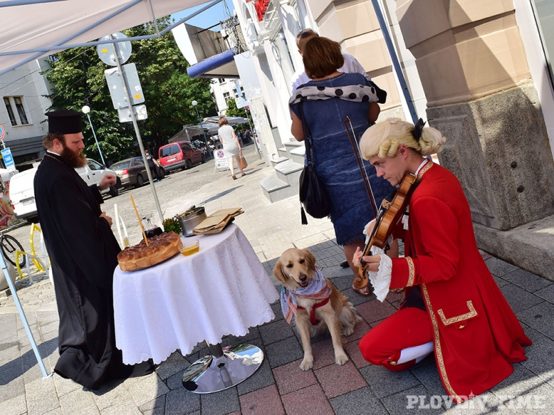 Моцарт и кучето му посрещнаха пловдивчани в новия модерен туристически център СНИМКИ