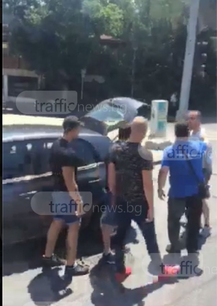 Скандал на пловдивски булевард, шофьори налитат на бой, разтървават ги ВИДЕО