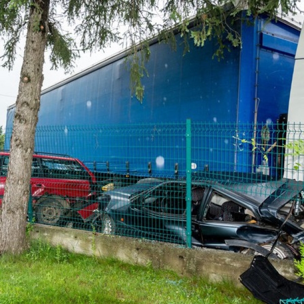 Шофьор изпадна от кабината на тир, той продължи и смачка 6 коли СНИМКИ