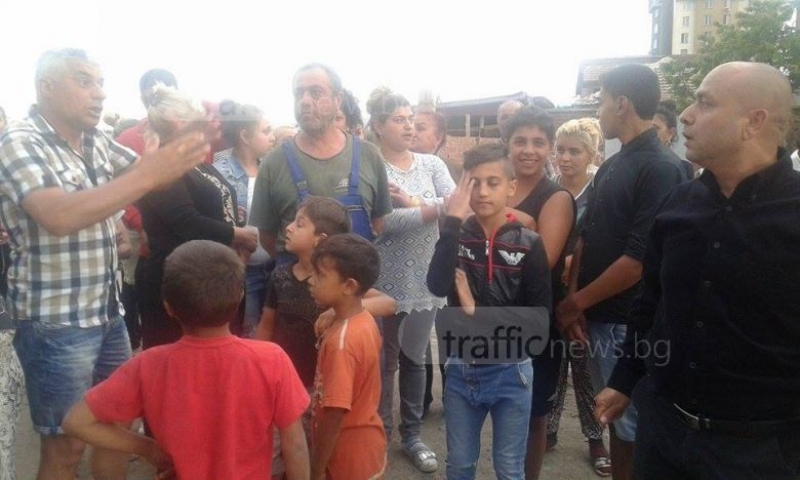 Пловдивски роми се вдигнаха на бунт, плашат с блокада Общината СНИМКИ