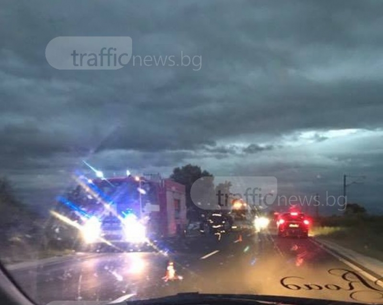 Мъж загина след челен сблъсък между две коли край Пловдив СНИМКИ