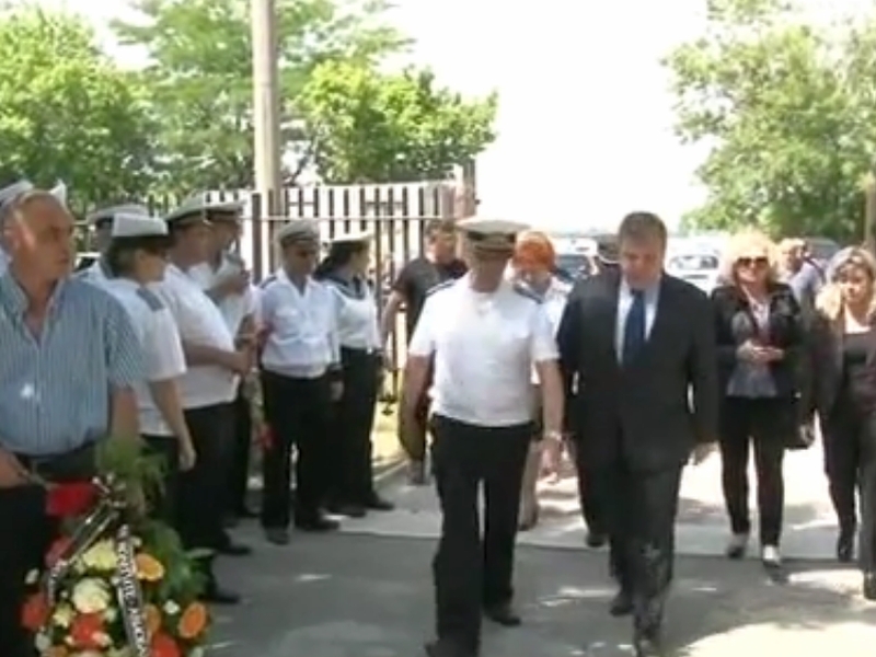 Изпратиха загиналия пилот с военни почести ВИДЕО