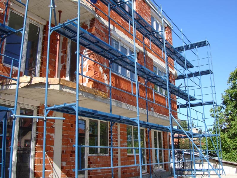 Строителен работник падна от покрива на вила