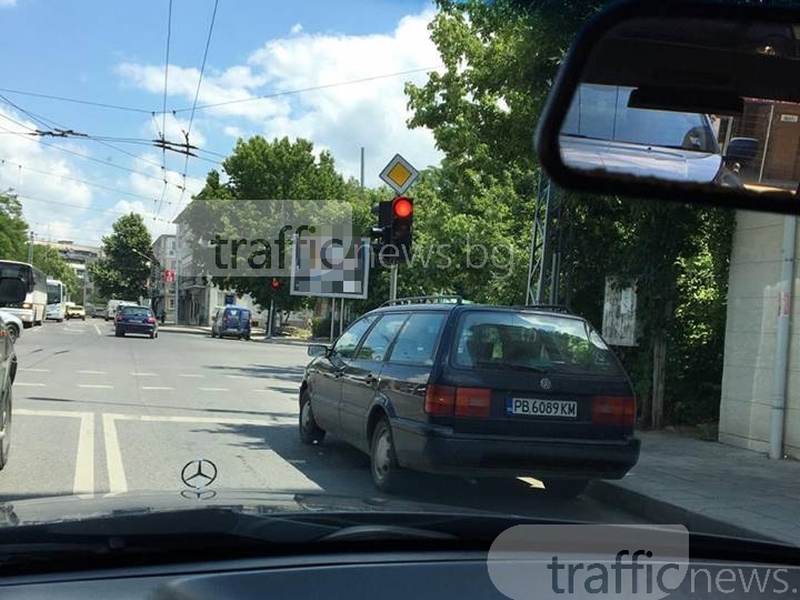 “Герой“ стоя 30 минути на аварийни на светофар в Пловдив СНИМКА