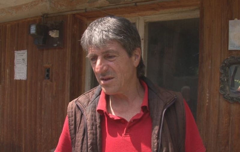 Пълен абсурд: Тийнейджъри тормозят самотен мъж