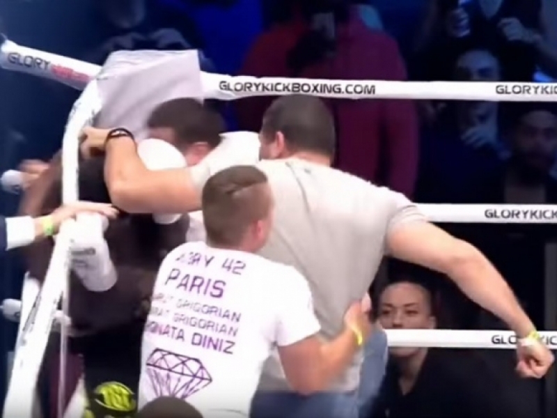 Фенове пребиха на ринга спаринг партньор на българин ВИДЕО