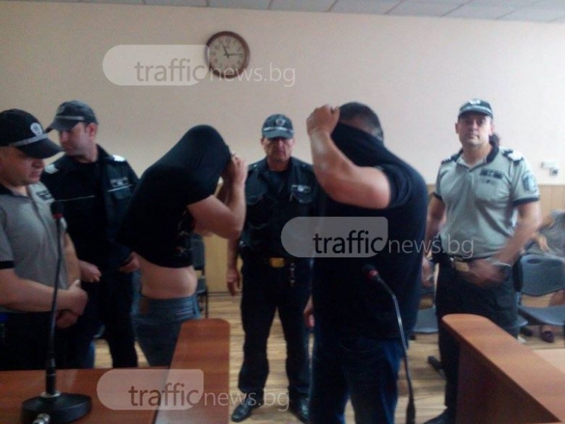 Пловдивските полицаи, обвинени в грабеж, скриха лицата си в съда СНИМКИ