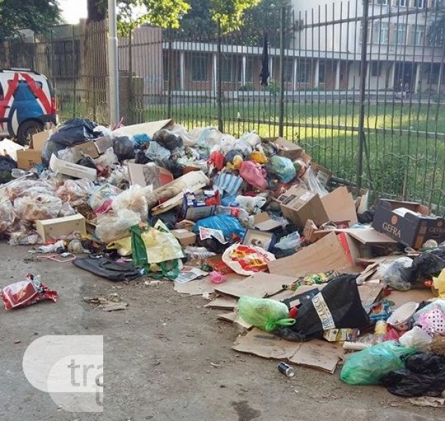 Купища боклуци край оградите на пловдивско училище и забавачка СНИМКИ