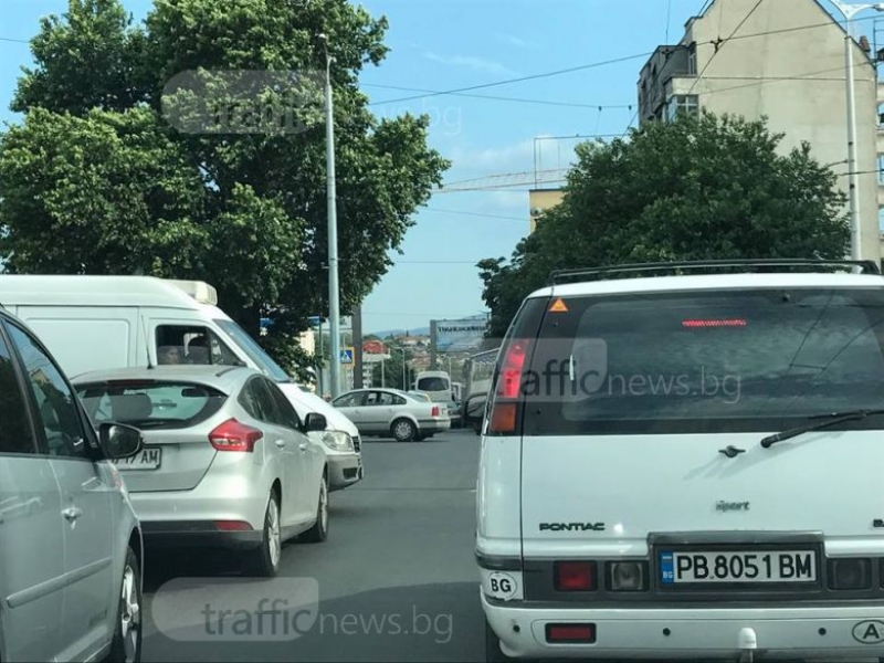 Задръствания пилят нервите на пловдивчани по основните булеварди СНИМКИ
