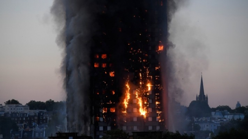Голям пожар избухна в 27-етажен блок в Лондон! 200 огнеборци гасят стихията СНИМКИ