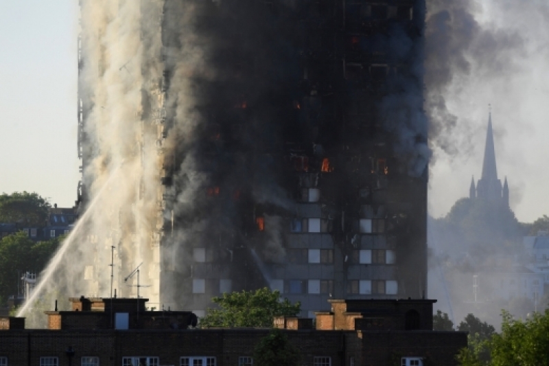 Ужасът в Лондон продължава! Хора скачат от горящата сграда ВИДЕО и СНИМКИ