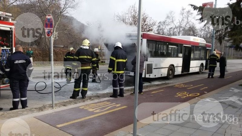 Автобус се запали на спирката при Тунела