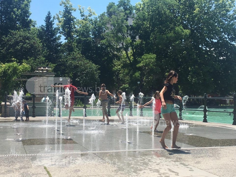 Сезонът на къпането е открит! Деца се забавляват на Пеещите фонтани, охранителите като спасители СНИМКИ