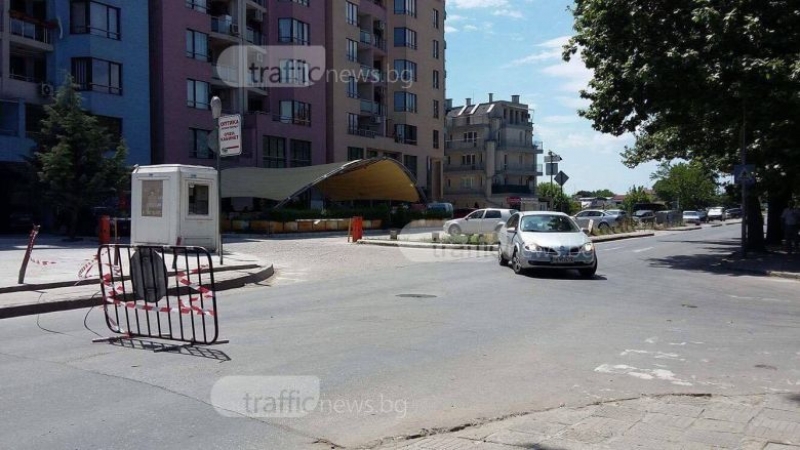 Ремонт блокира улица в Кючука, а кондукторка се смее на пътниците: 