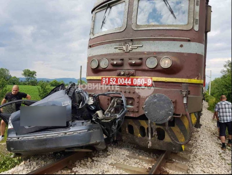 Влак помете кола на релсите, жена загина СНИМКИ